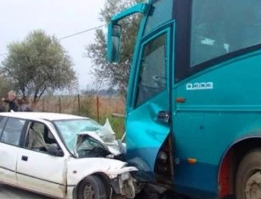 Θεσσαλονίκη: 50 άτομα απεγκλωβίστηκαν μετά από σύγκρουση Ι.Χ. με τουριστικό λεωφορείο - Ένας τραυματίας